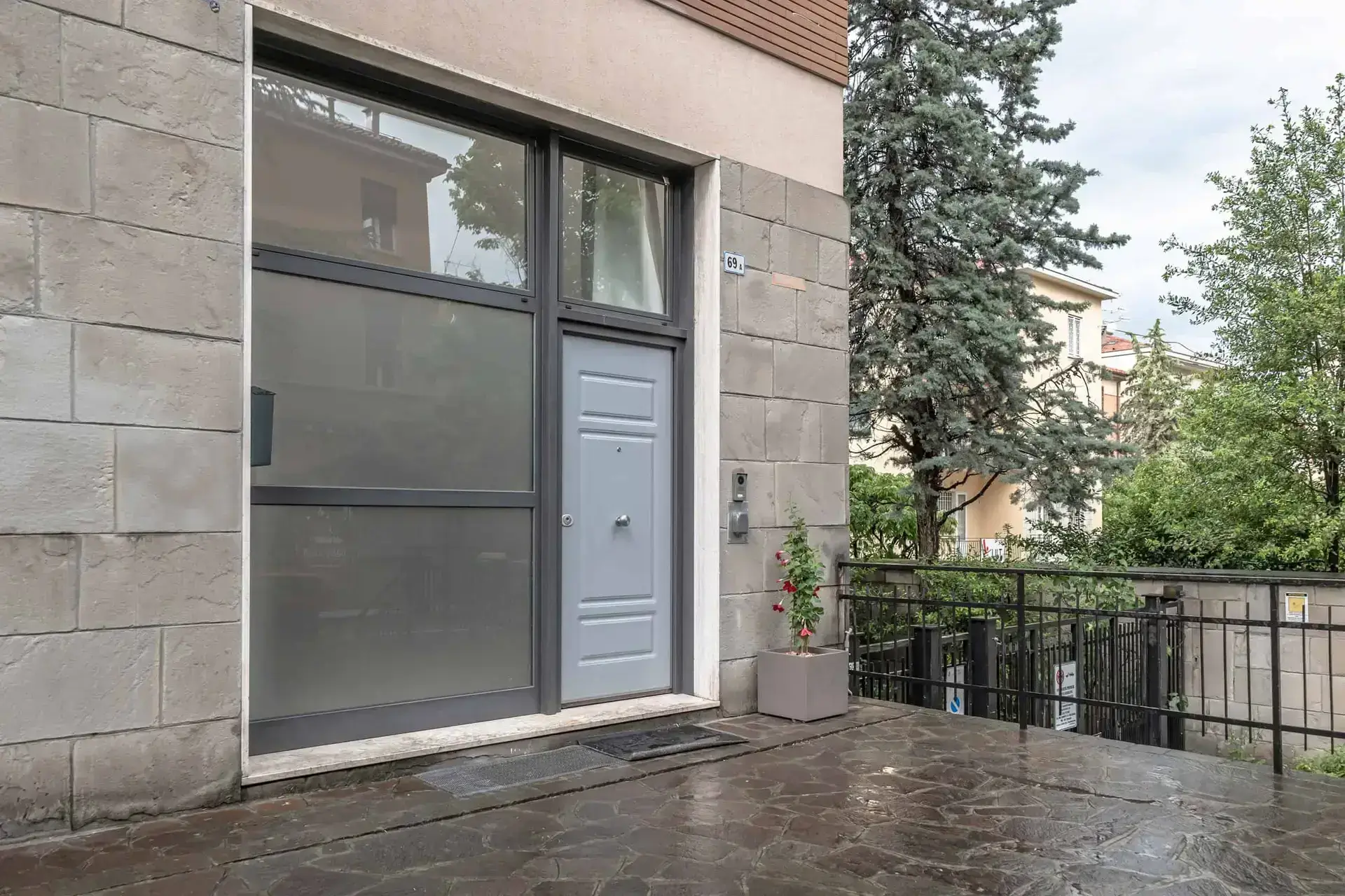 Turati Apartment 1 Modern entrance with stone facade - Turati Apartment 1
