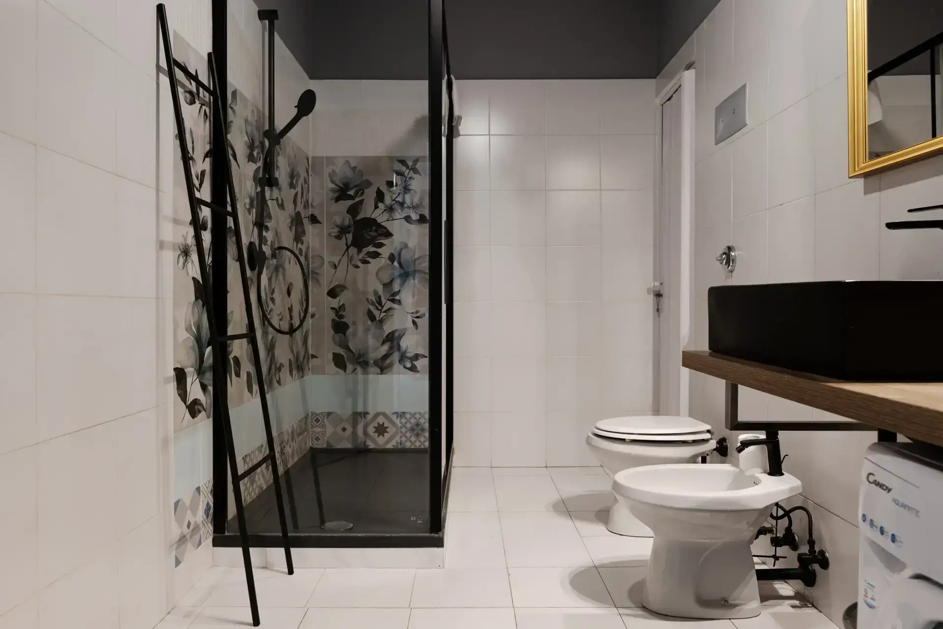 Saragozza Apartment 6 Modern bathroom with shower and fixtures - Saragozza Apartment 6