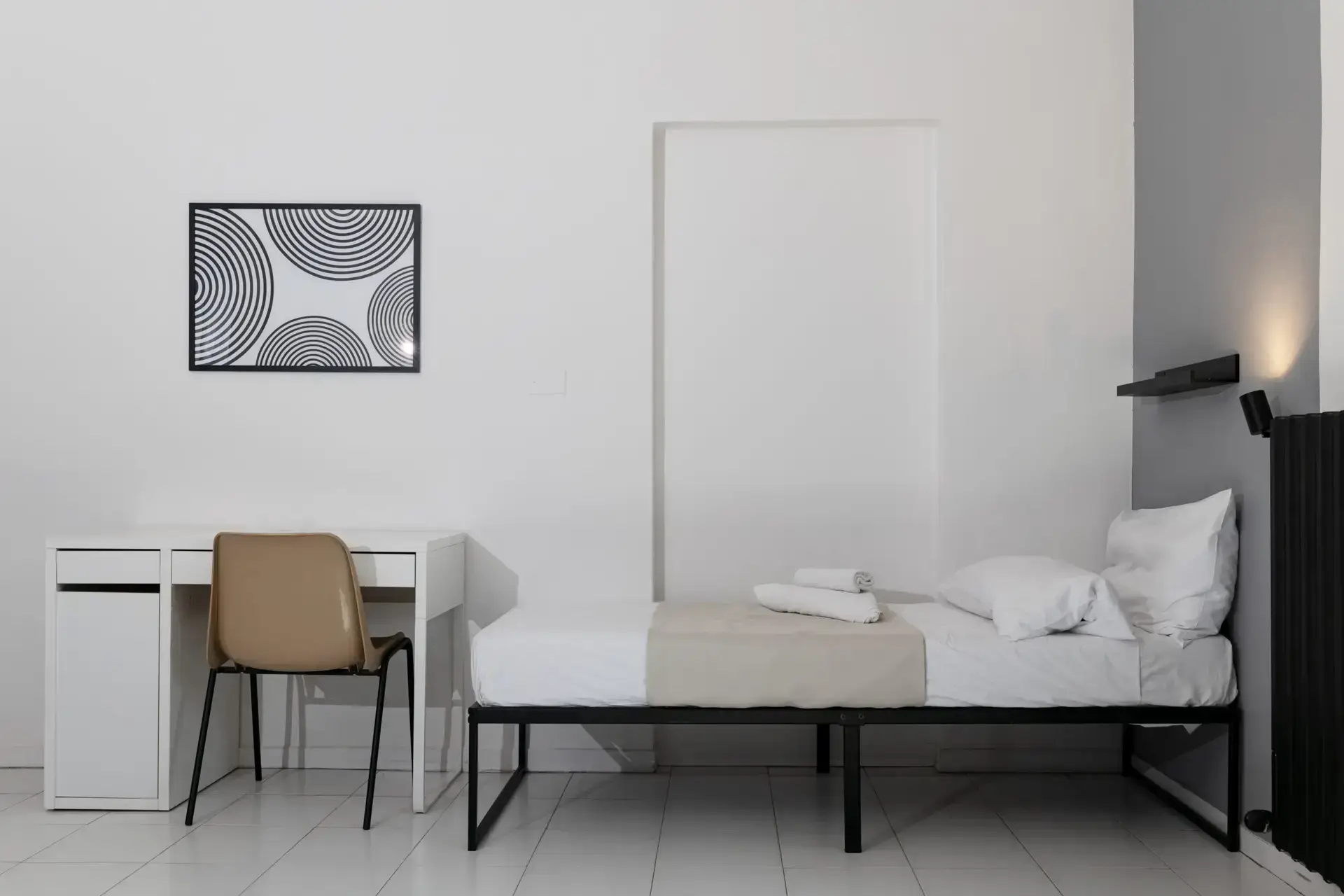 Saragozza Apartment 6 Minimalist bedroom with desk and chair - Saragozza Apartment 6