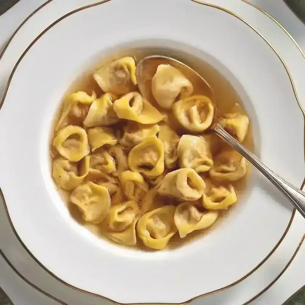 Tortellini in brodo di gallina Bowl of tortellini in broth - La cucina bolognese