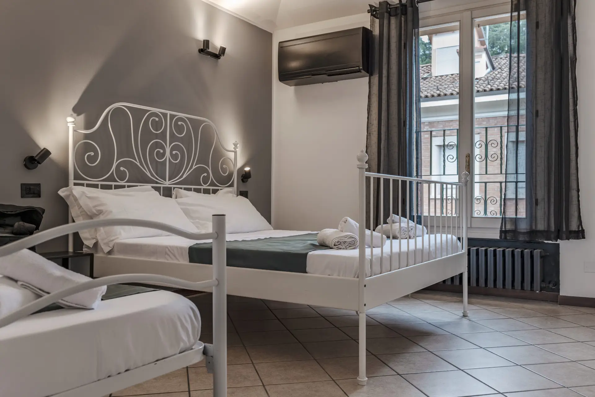 Turati Apartment 5 Cozy bedroom with white metal beds - Turati Apartment 5