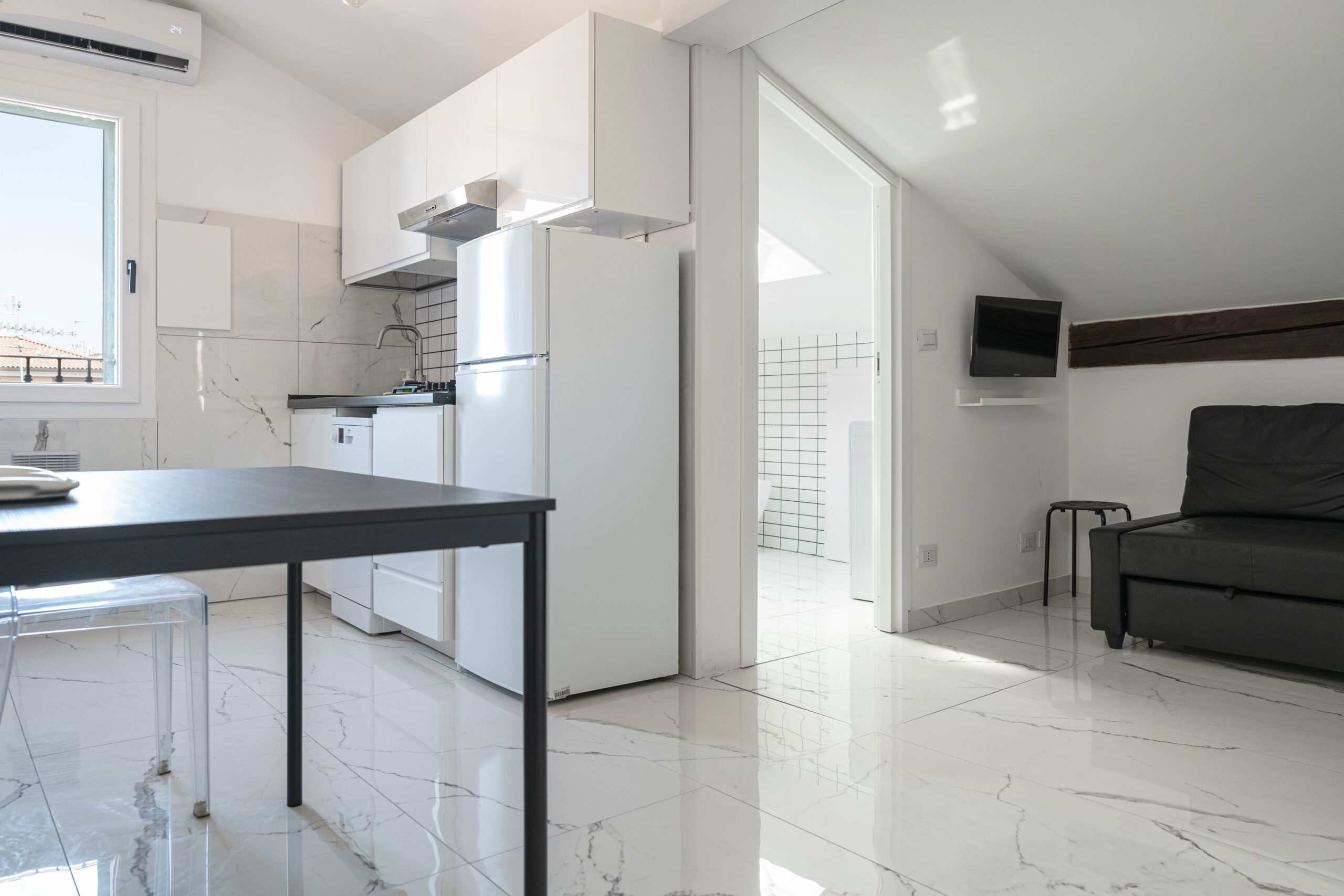 Saragozza Apartment 10 Modern kitchen in minimalist apartment - Saragozza Apartment 10