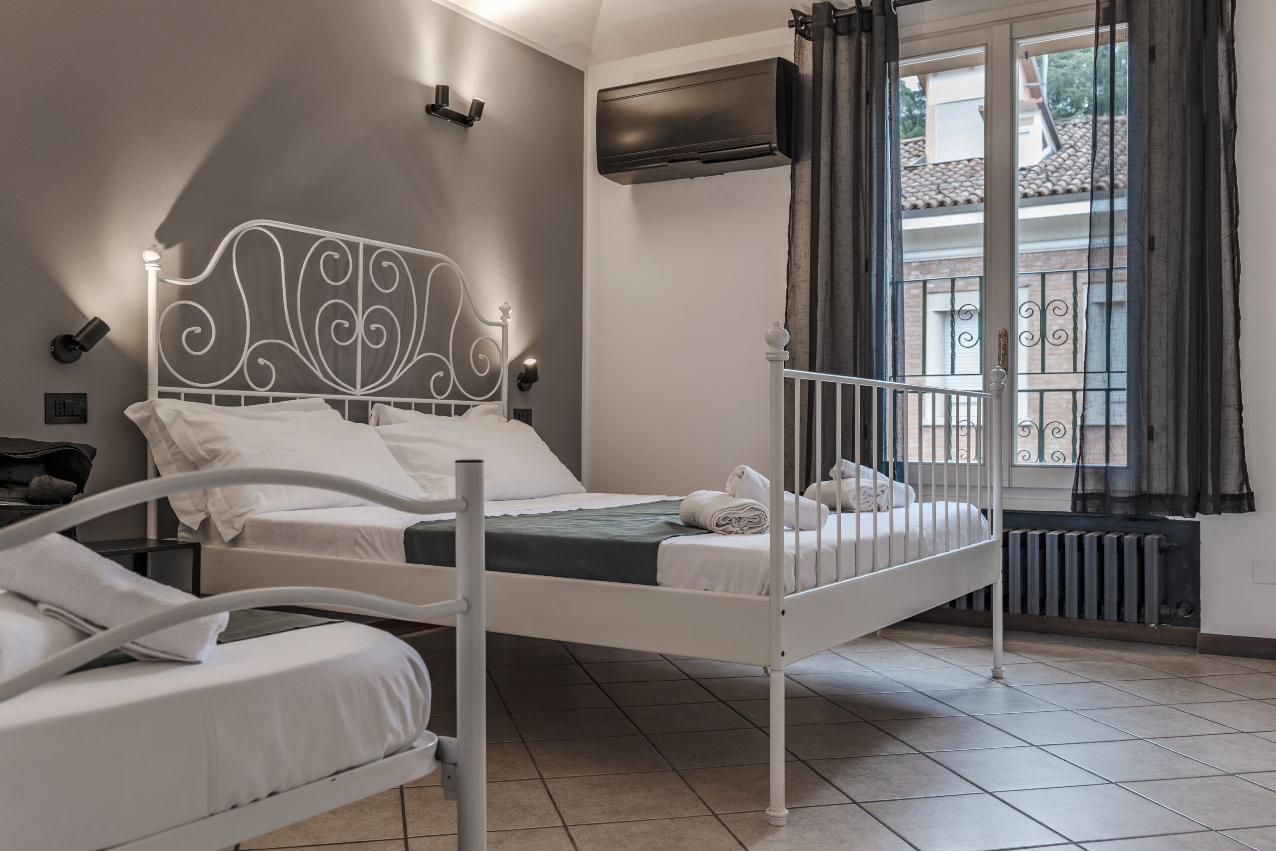 Turati Apartment 5 Cozy bedroom with white metal beds - Turati Apartment 5