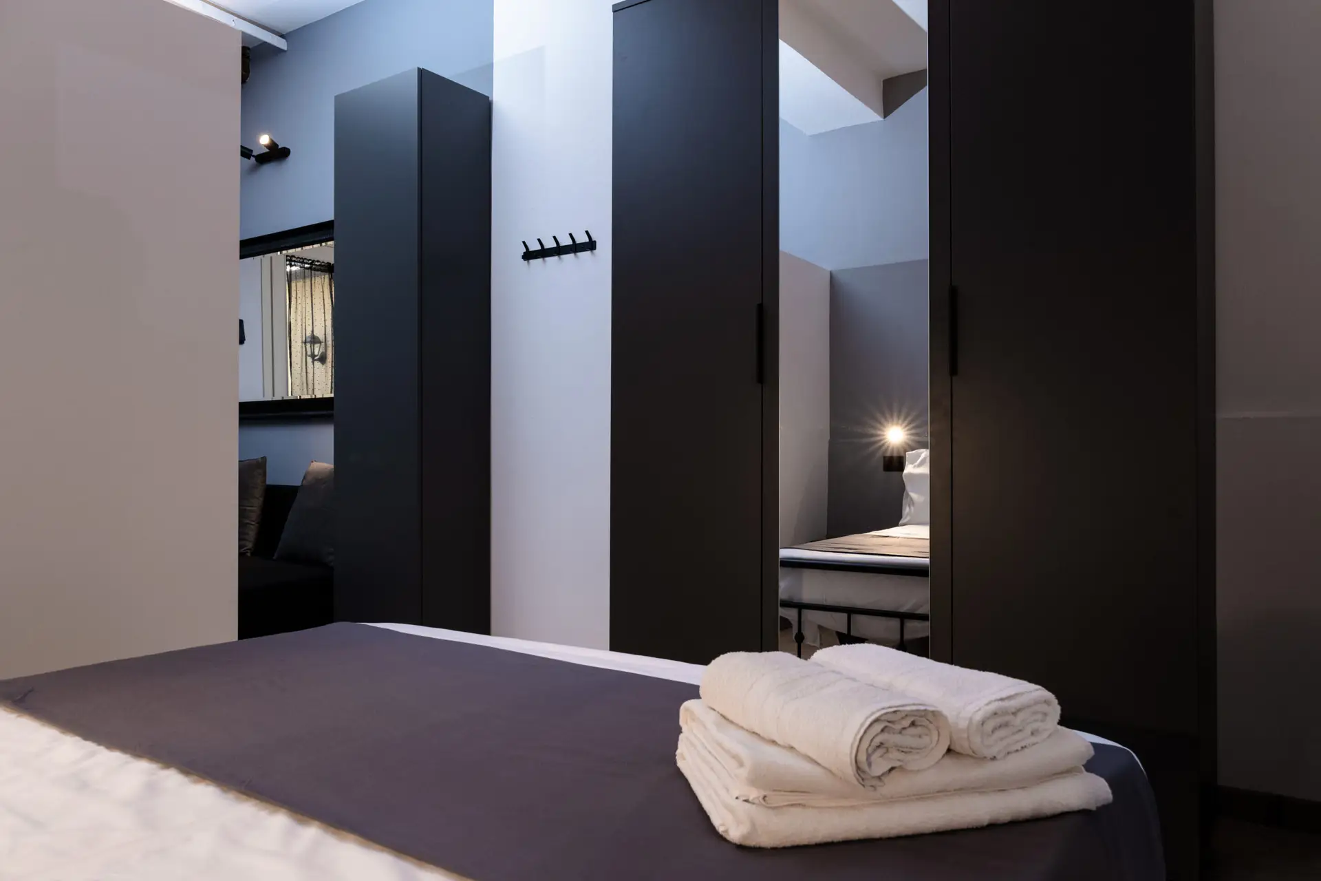 Turati Apartment 8 Modern bedroom with minimalist decor - Turati Apartment 8